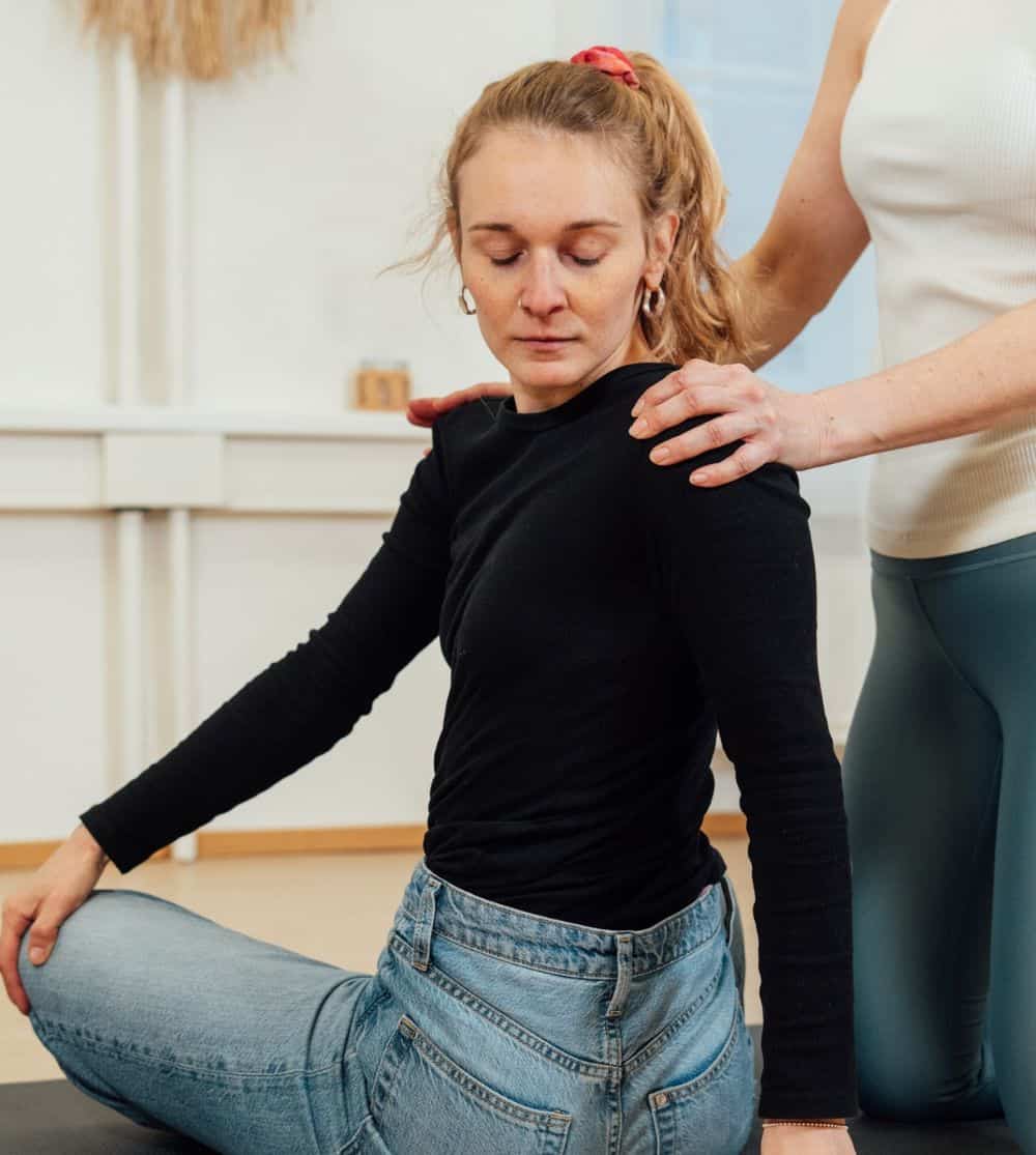 Soulworkerin Christine Cottogni begleitet eine Klientin bei einer körperorientierten Übung zur Förderung von Entspannung, Körperwahrnehmung und Nervensystemregulation.